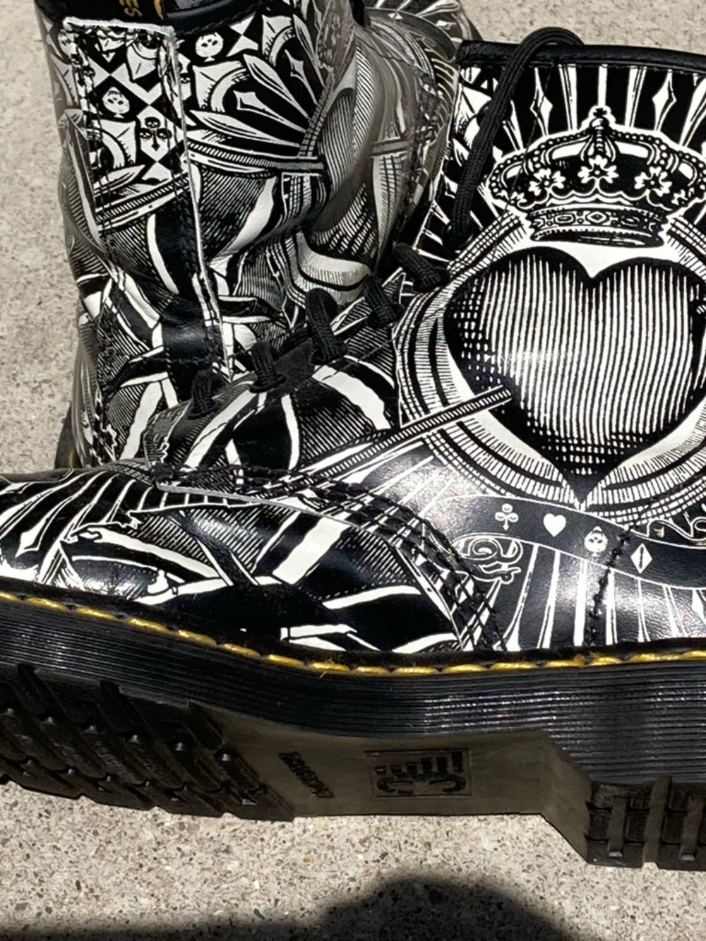 Dr. Martens Black & White Crowned Heart Graphic W9/M8 - Picture 4 of 6